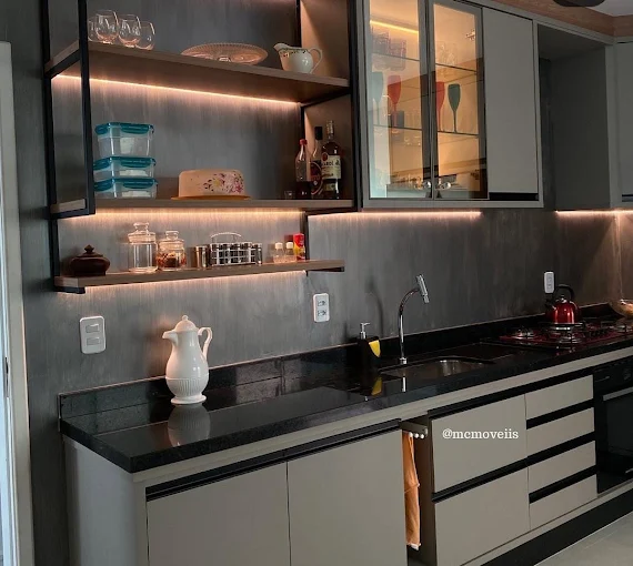 Sala com painel e rack planejados